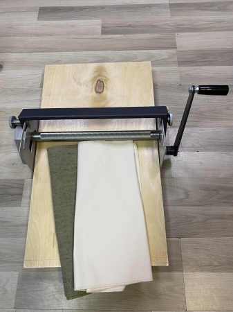 Настільний прилад для розкатки керамічної маси (розкаточний стіл)