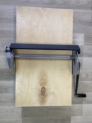 Настільний прилад для розкатки керамічної маси (розкаточний стіл)