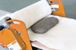 Настільний прилад для розкатки керамічної маси Настільний прилад для розкатки керамічної маси